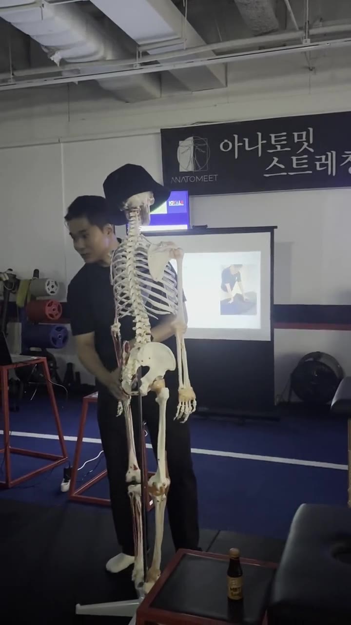 골격 모형으로 움직임을 설명하는 나밝음 대표